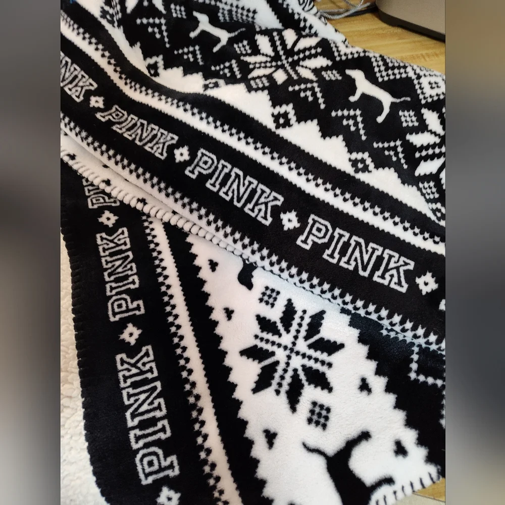 Victoria's Secret Black White Fair Isle Dog Sherpa Throw Soft Cozy 50x60 EUC